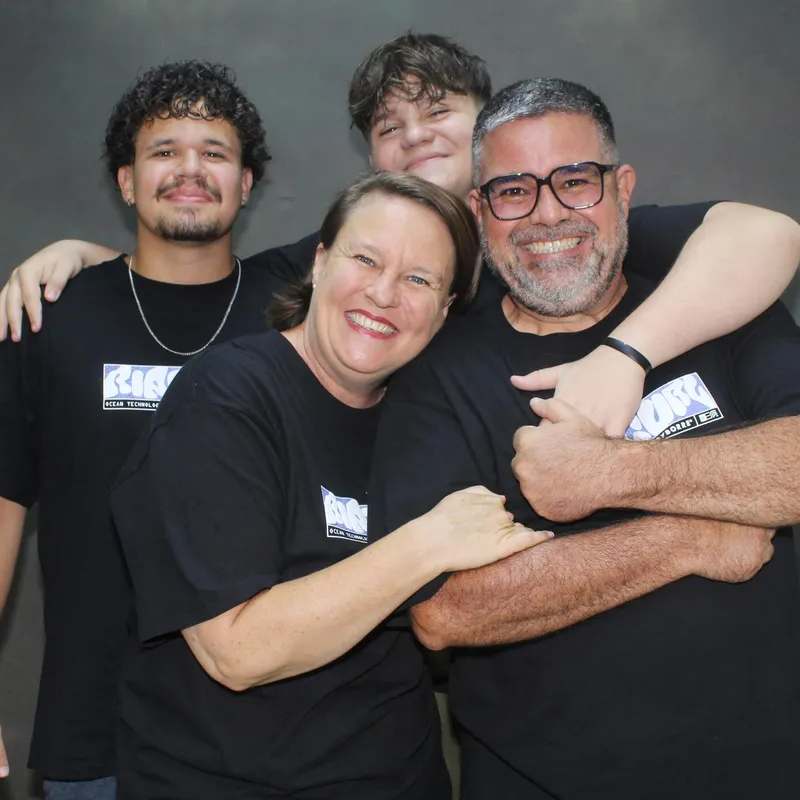 Cléber e Débora abraçados com a família